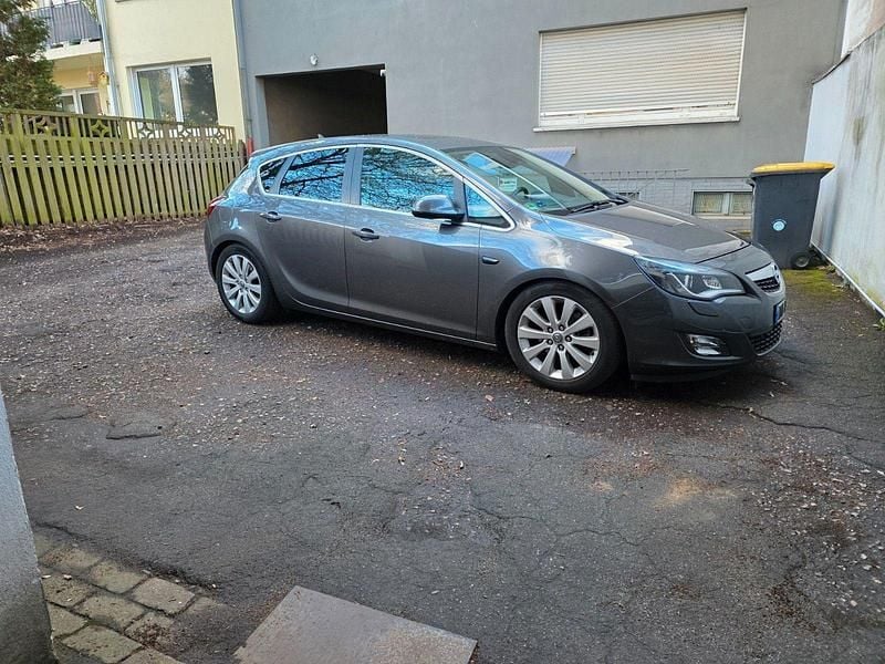 Gebraucht Opel Astra Cosmo 179 PS (131 kW) 2010 Grau Limousine