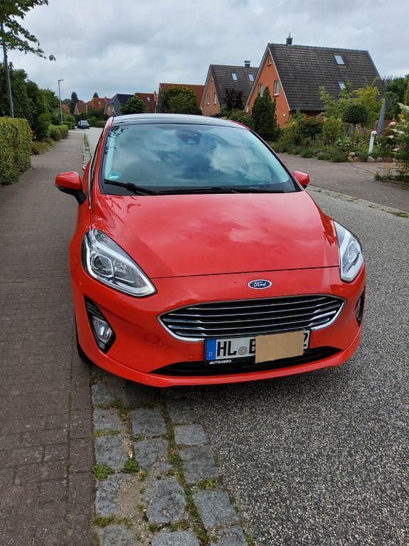 Rot Gebraucht 2017 Ford Fiesta Titanium Kleinwagen | 9.900 € (Fairer Preis) - Bild 1/4