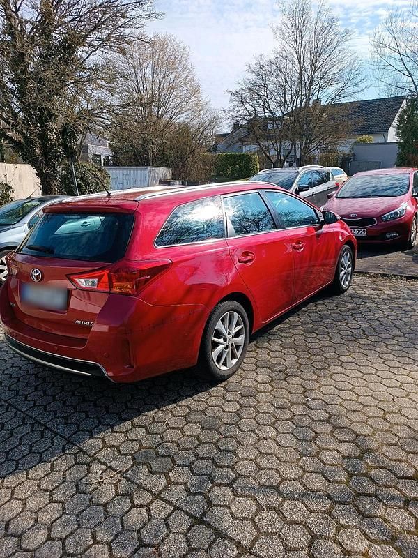 Gebraucht Toyota Auris 124 PS (91 kW) 2014 Rot Kombi
