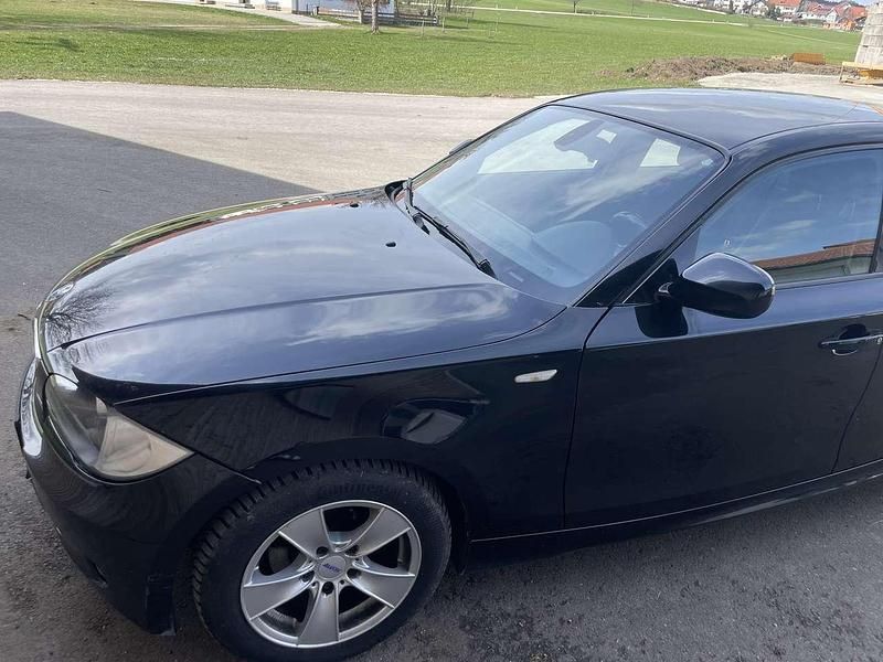 Gebraucht BMW 118 143 PS (105 kW) 2010 Schwarz Kleinwagen
