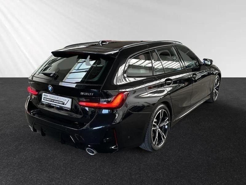 Saphirschwarz metallic Gebraucht 2024 BMW 330 M Sport Kombi | 40.600 € (Superpreis) - Bild 1/1
