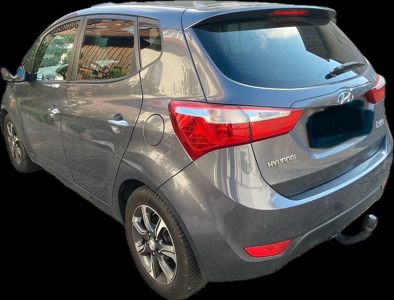 Silber Gebraucht 2016 Hyundai ix20 Kleinwagen | 12.500 € (Fairer Preis) - Bild 1/2