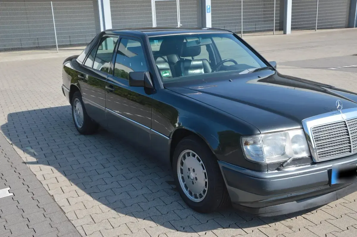 Gebraucht Mercedes E300 220 PS (161 kW) 1990 Andere farben Limousine