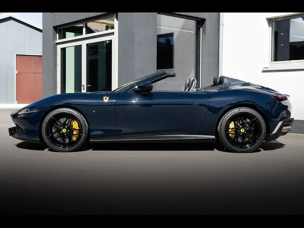 Second-hand Ferrari Roma 620 CP (456 kW) 2026 Albastru Cabrio