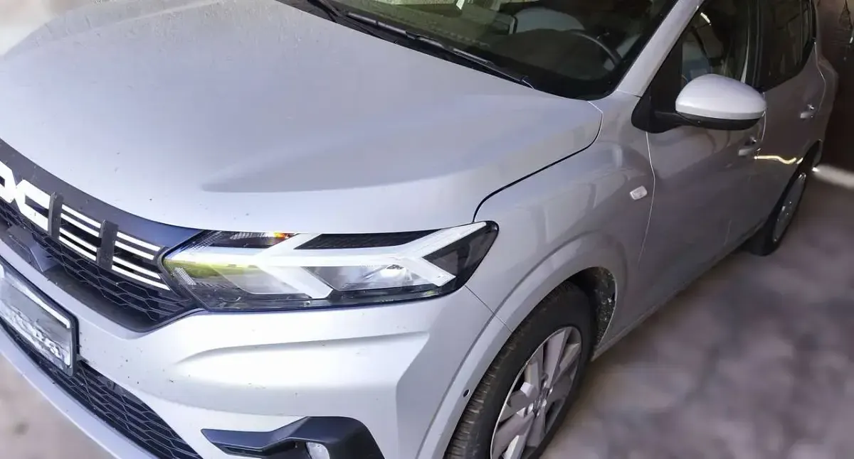 Używany Dacia Sandero 91 KM (66 kW) 2023 Szary Sedan/Limuzyna