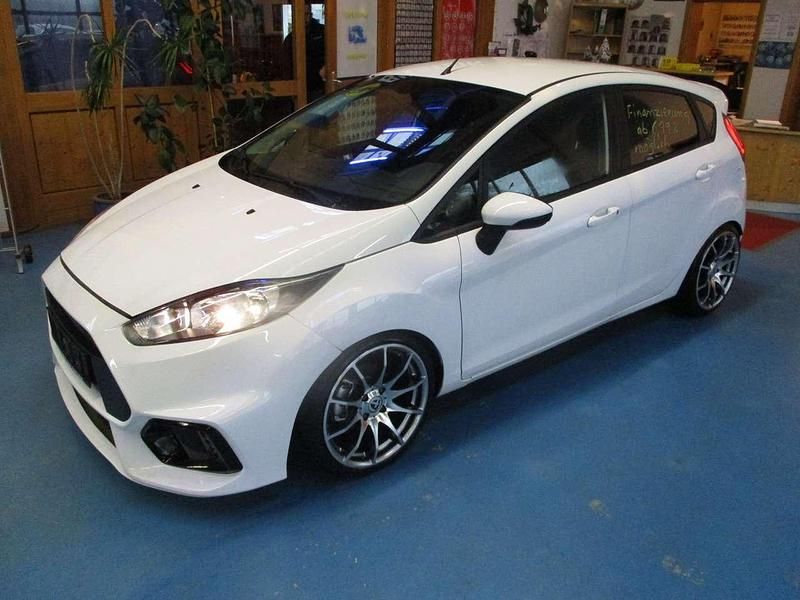 Weiß Gebraucht 2016 Ford Fiesta ST-Line Kleinwagen | 10.950 € (Teuer) - Bild 1/4