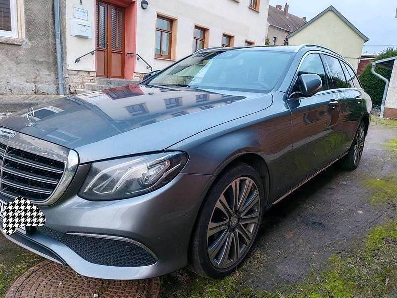 Grün Gebraucht 2018 Mercedes E220 Kombi | 14.900 € - Bild 1/4