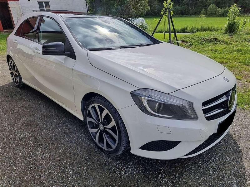 Weiß Gebraucht 2015 Mercedes A200 Urban Limousine | 11.880 € (Fairer Preis) - Bild 1/4