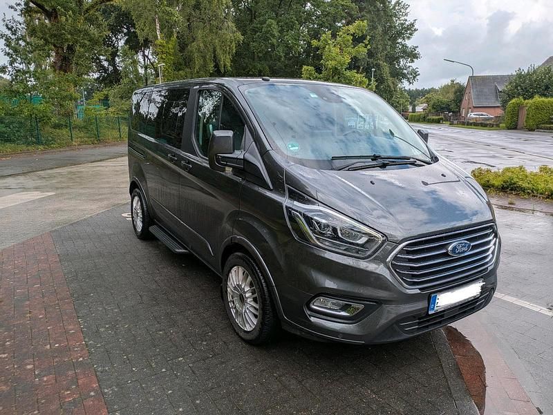 Grau Gebraucht 2018 Ford Tourneo Custom Titanium Van | 29.999 € (Teuer) - Bild 1/4