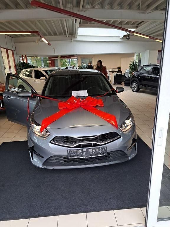 Grau Gebraucht 2022 Kia Ceed Limousine | 19.900 € (Superpreis) - Bild 1/4