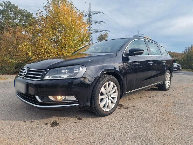 Schwarz Gebraucht 2012 VW Passat Trendline Kombi | 8.480 € (Fairer Preis) - Bild 1/4