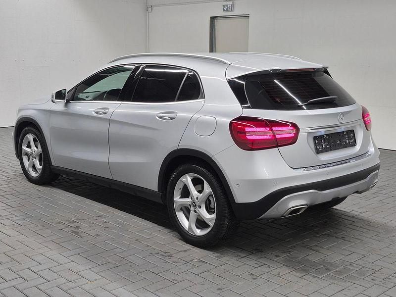 Gebraucht Mercedes GLA180 122 PS (89 kW) 2019 Iridiumsilber  met. SUV