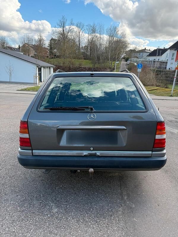 Second-hand Mercedes E250 94 CP (69 kW) 1993 Gri Break