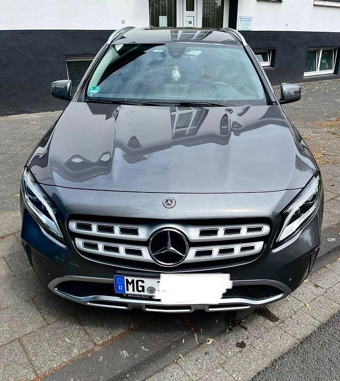 Grau Gebraucht 2019 Mercedes GLA180 Urban SUV | 22.900 € (Fairer Preis) - Bild 1/4
