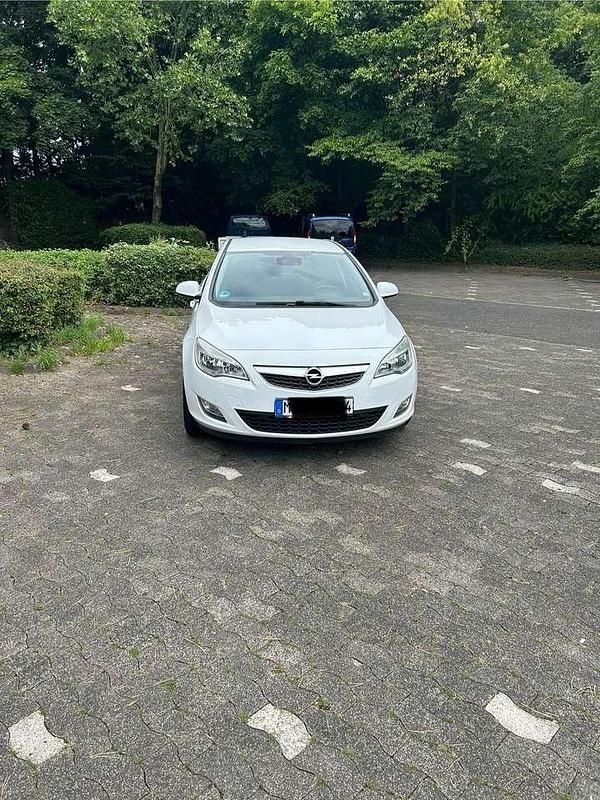 Weiß Gebraucht 2011 Opel Astra Selection Limousine | 5.700 € (Fairer Preis) - Bild 1/4