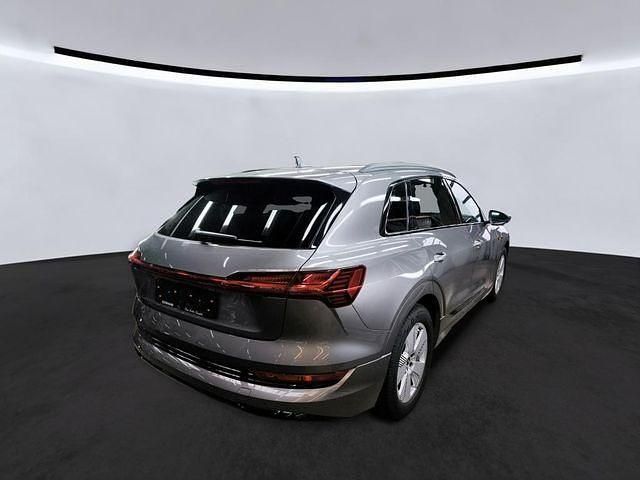 Gebraucht Audi e-tron Advanced Plus 300 kW (408 PS) 2022 Taifungrau metallic (metallic) SUV