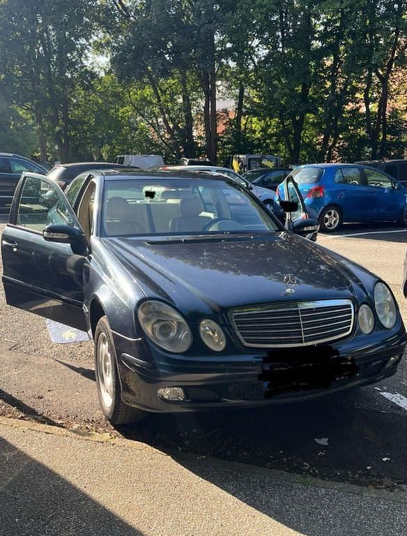 Beige Gebraucht 2003 Mercedes E240 Classic Limousine | 3.100 € (Fairer Preis) - Bild 1/4
