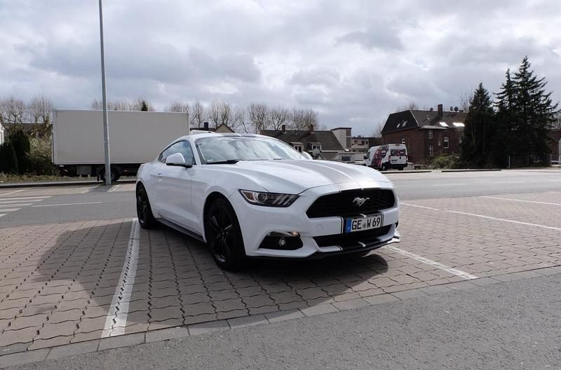 Weiß Gebraucht 2017 Ford Mustang Coupé | 25.000 € (Guter Preis) - Bild 1/4