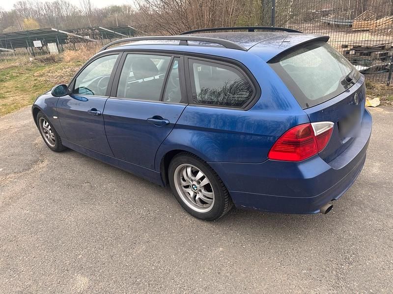 Gebraucht BMW 320 130 PS (95 kW) 2007 Blau Kombi