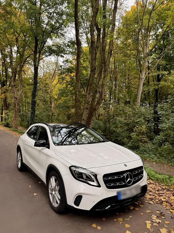 Weiß Gebraucht 2019 Mercedes GLA180 SUV | 19.500 € (Fairer Preis) - Bild 1/4