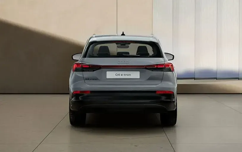 Neu Audi Q4 e-tron Sport 150 kW (204 PS) 2026 Grau SUV