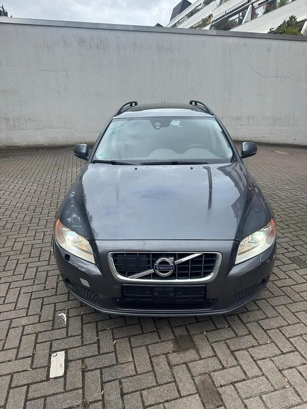 Grau Gebraucht 2012 Volvo V70 Kombi | 6.000 € (Fairer Preis) - Bild 1/4