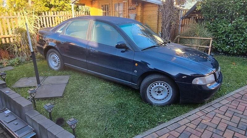 Blau Gebraucht 1998 Audi A4 Limousine | 800 € (Superpreis) - Bild 1/4