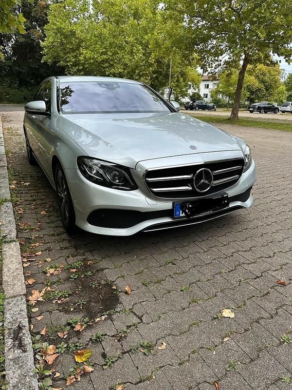 Silber Gebraucht 2019 Mercedes E220 Limousine | 25.700 € (Superpreis) - Bild 1/4