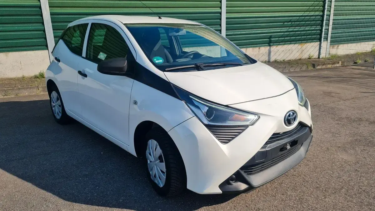 Gebraucht Toyota Aygo 72 PS (52 kW) 2018 Weiß Kleinwagen