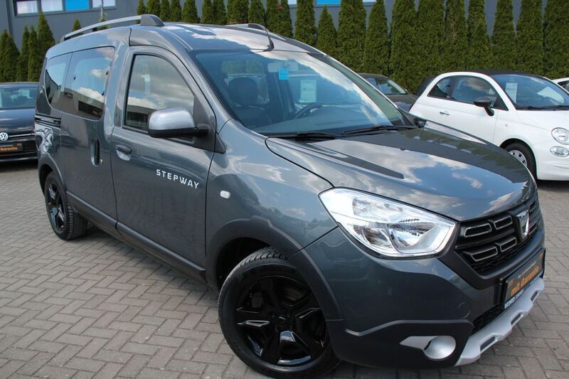 Grau Gebraucht 2017 Dacia Dokker Celebration Van | 13.490 € (Etwas zu teuer) - Bild 1/4