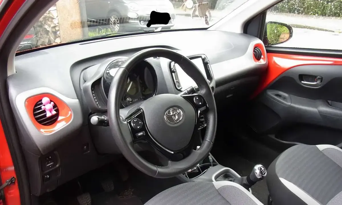Gebraucht Toyota Aygo X-play 72 PS (52 kW) 2020 Rot Kleinwagen