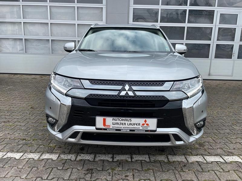 Silber Gebraucht 2020 Mitsubishi Outlander P-HEV Spirit SUV | 22.990 € (Fairer Preis) - Bild 1/4