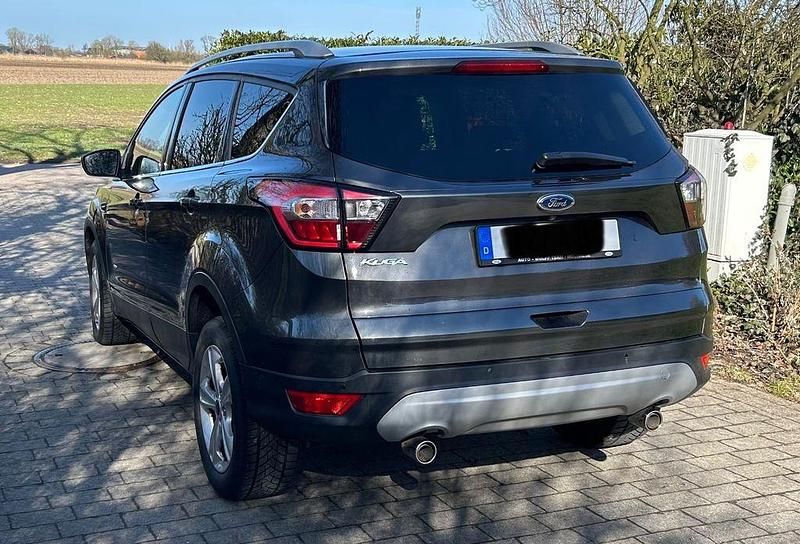 Gebraucht Ford Kuga 179 PS (131 kW) 2017 Grau SUV