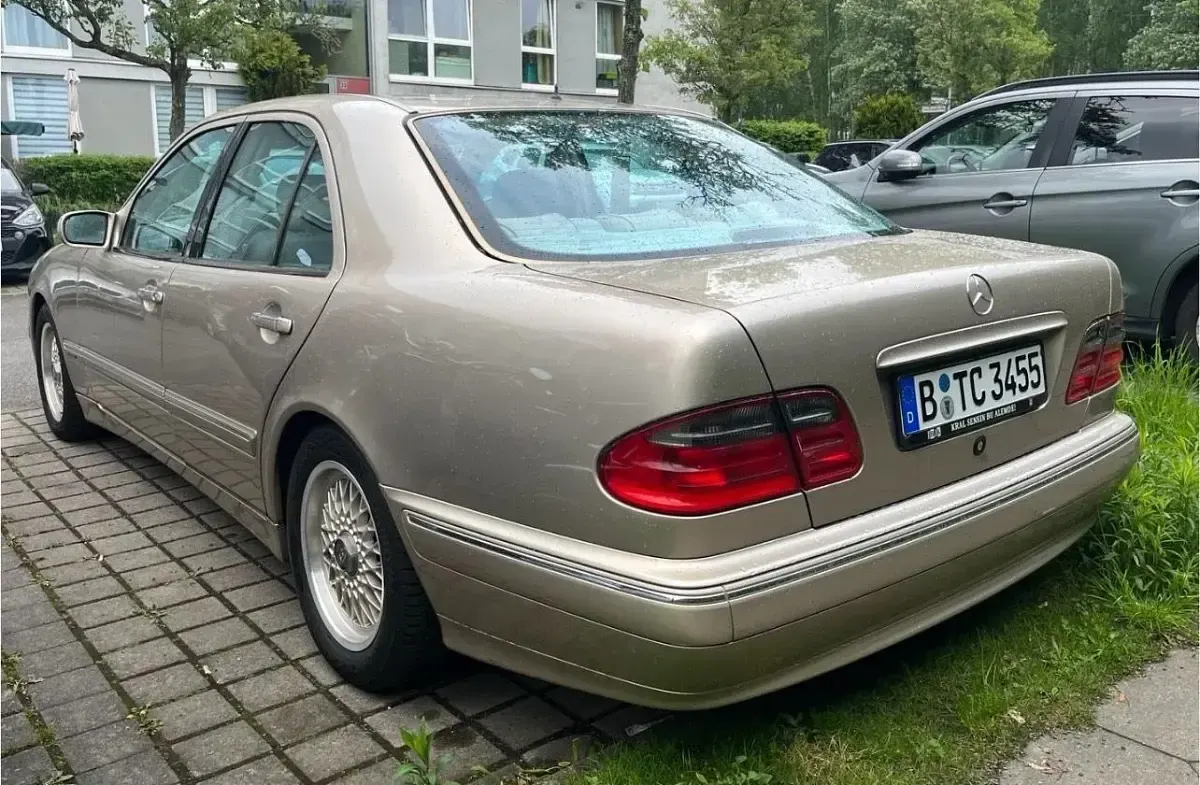 Gebraucht Mercedes E200 163 PS (119 kW) 2001 Gold Limousine