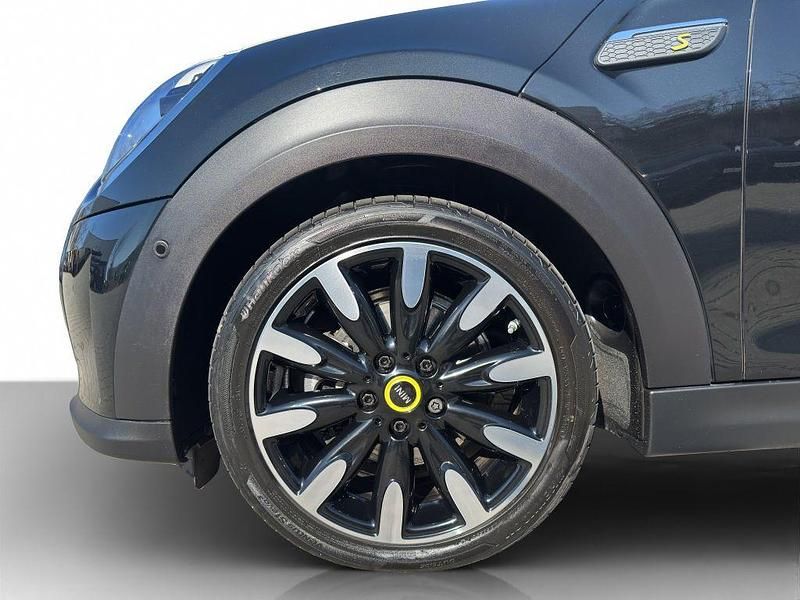 Gebraucht Mini Cooper SE 135 kW (184 PS) 2022 Midnight black metallic Kleinwagen