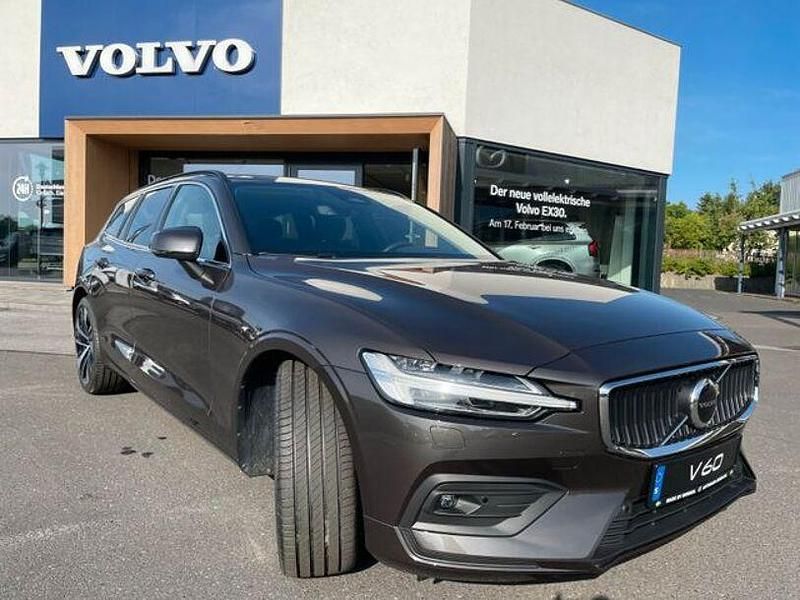 Gebraucht Volvo V60 Core 197 PS (144 kW) 2024 Particular grey Kombi