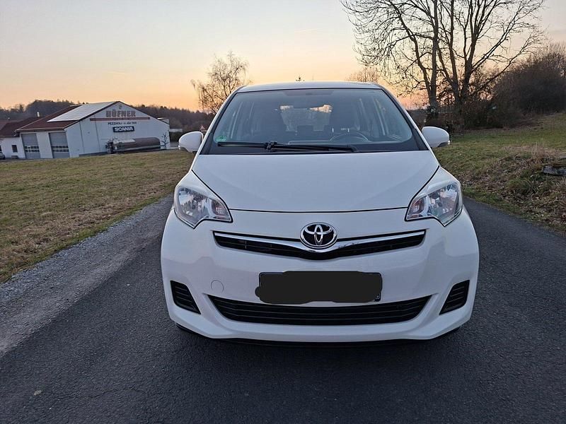 Gebraucht Toyota Verso-S 100 PS (73 kW) 2012 Weiß Van / Kleinbus