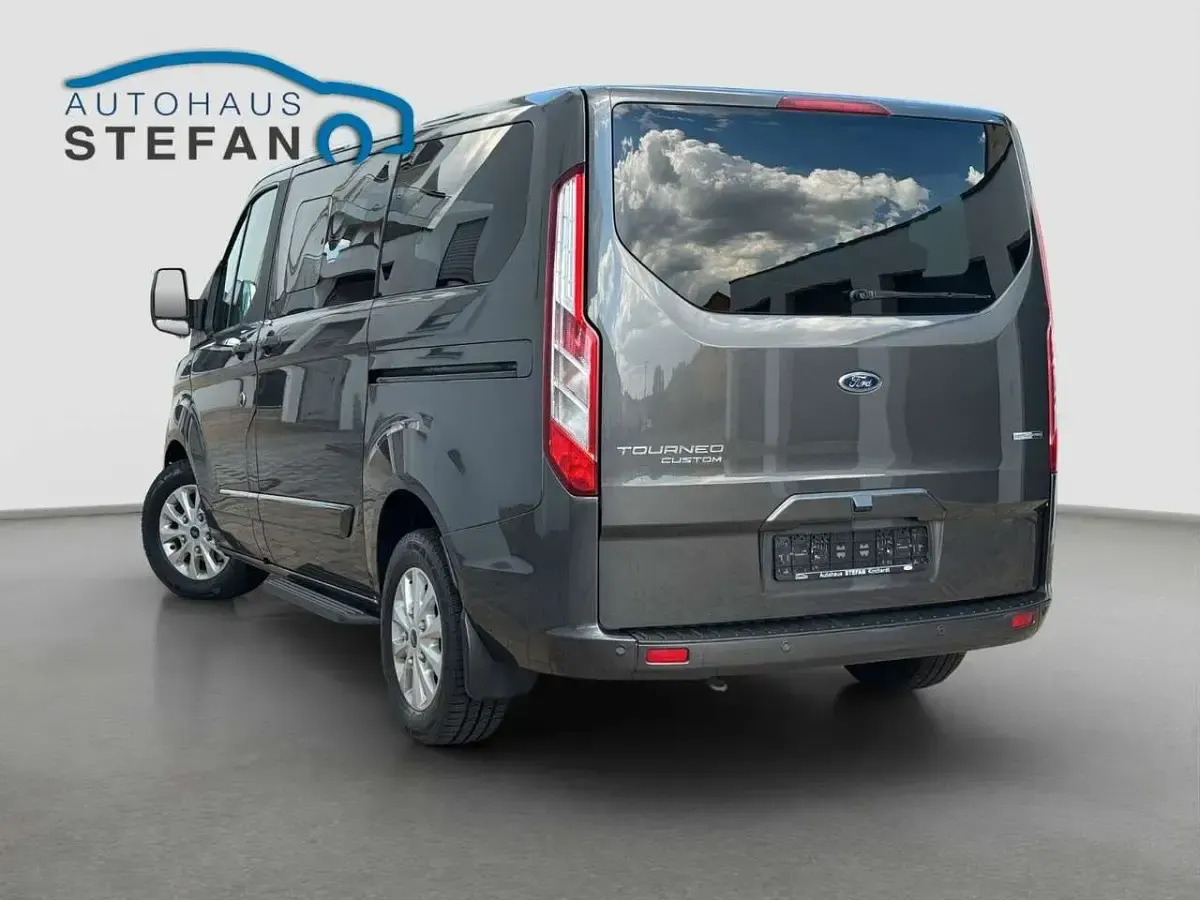 Gebraucht Ford Transit Custom Titanium 185 PS (136 kW) 2021 Magneticgrau metallic Van / Kleinbus