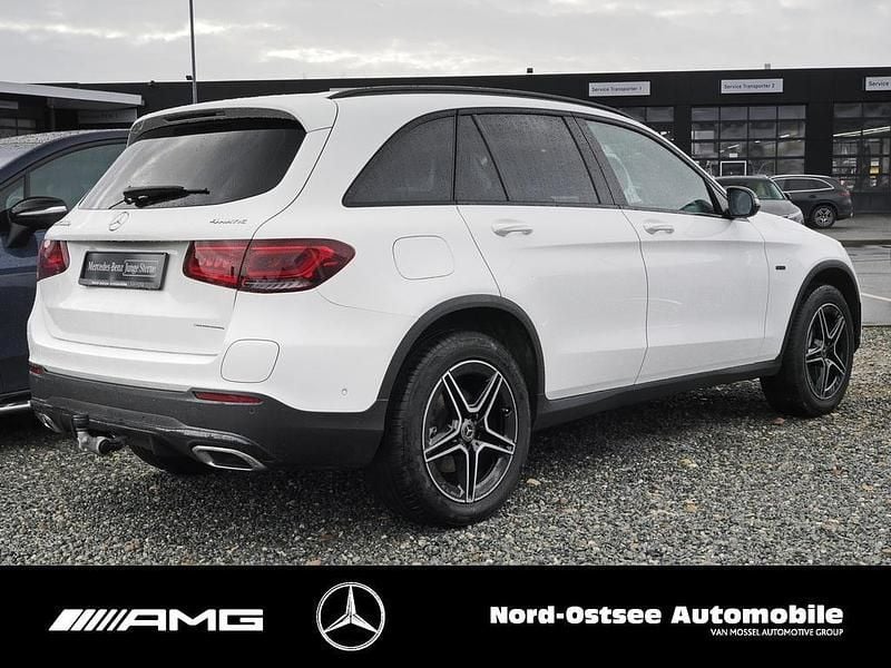 Gebraucht Mercedes GLC300e AMG 211 PS (155 kW) 2021 Unilack polarweiß SUV