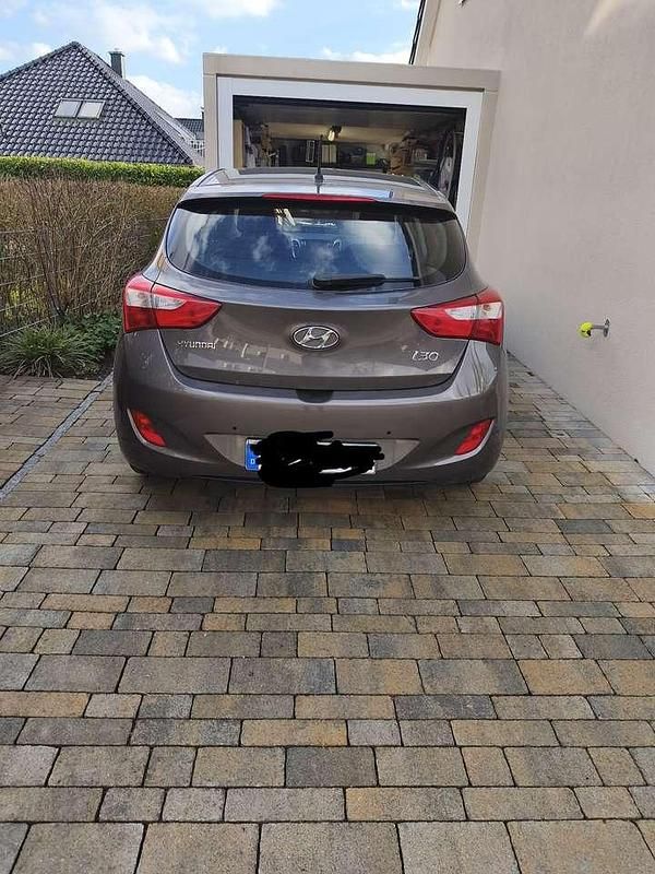 Gebraucht Hyundai i30 YES! 101 PS (74 kW) 2015 Braun Kleinwagen