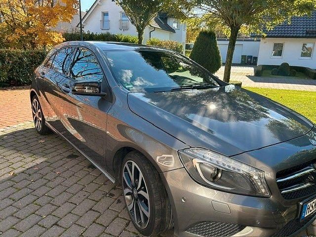 Grau Gebraucht 2012 Mercedes A180 Urban Limousine | 9.900 € (Fairer Preis) - Bild 1/4