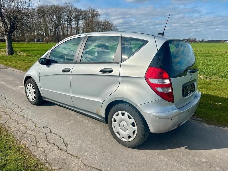 Usado Mercedes A180 108 HP (79 kW) 2007 Prateado Sedan