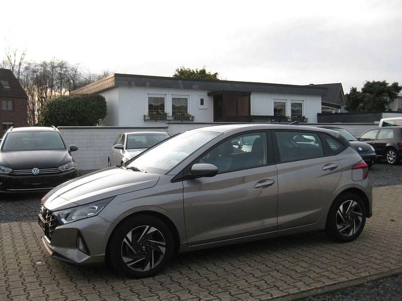 Grau Gebraucht 2022 Hyundai i20 Edition Limousine | 11.990 € (Guter Preis) - Bild 1/4