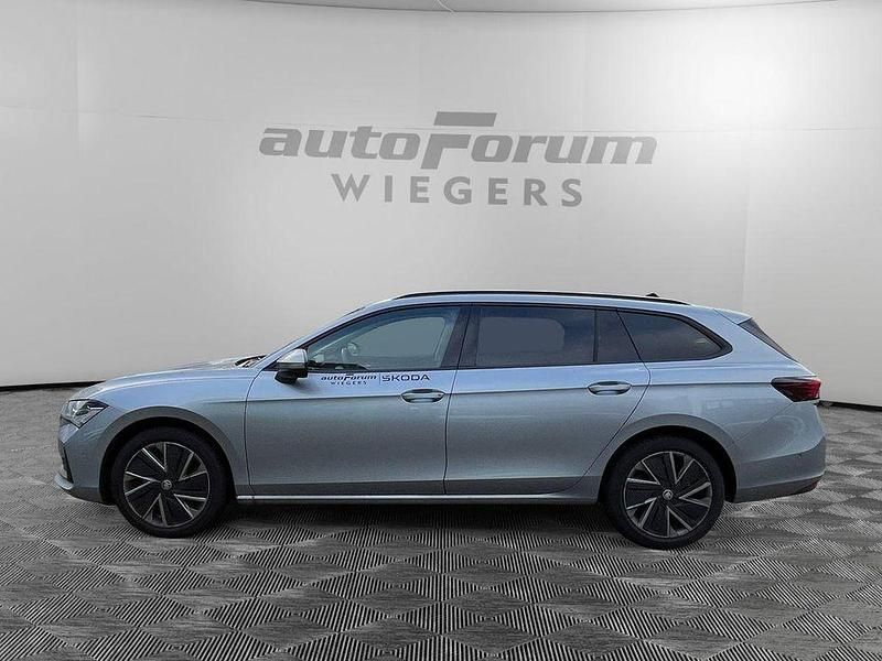 Gebraucht Skoda Superb Selection 150 PS (110 kW) 2024 Pebble silber metallic Kombi