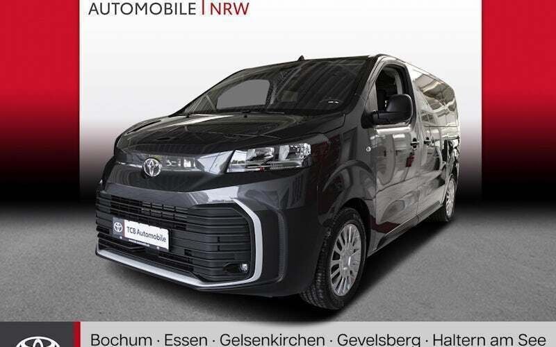 Titanium grey metallic Neu 2024 Toyota Proace Verso Comfort Kombi | 42.389 € (Etwas zu teuer) - Bild 1/4