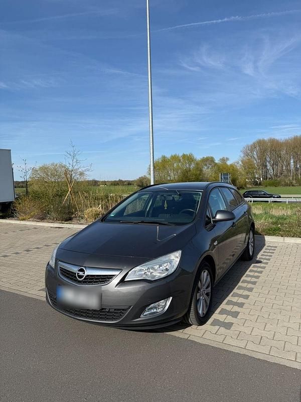 Gebraucht Opel Astra Edition 160 PS (117 kW) 2012 Grau Kombi
