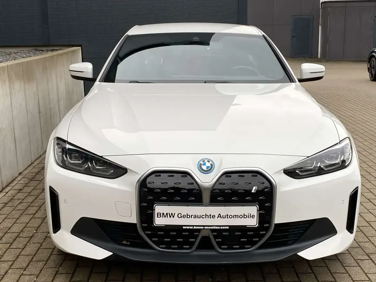 Używany BMW i4 250 kW (340 KM) 2023 Biały Sedan/Limuzyna