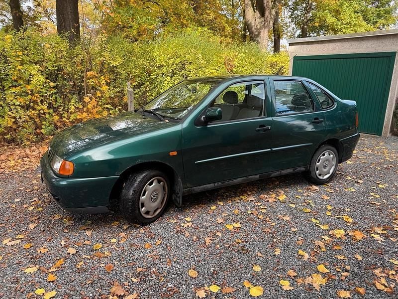 Grün Gebraucht 1998 VW Polo Classicline Limousine | 450 € - Bild 1/4
