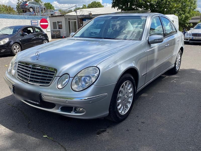 Silber Gebraucht 2005 Mercedes E350 Limousine | 7.199 € (Superpreis) - Bild 1/4