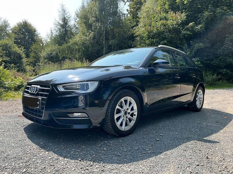 Schwarz Gebraucht 2013 Audi A3 Sportback Attraction Limousine | 12.000 € (Fairer Preis) - Bild 1/4